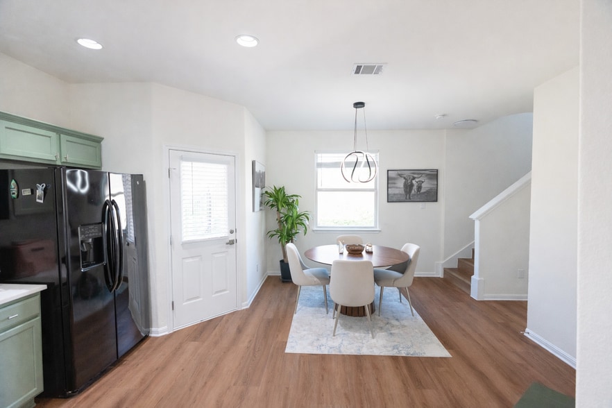 Building Photo - Room in Condo on Red Bud Ridge Ln