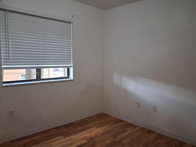 Building Photo - 9340 Fontainebleau Blvd