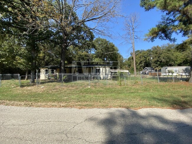 Building Photo - Fully Remodeled 3 Bed 2 Bath on Large lot.