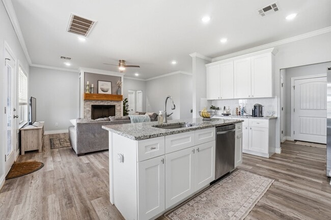 Building Photo - 4254 Mesa Dr