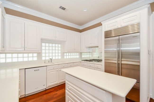 Building Photo - 2124 Nantucket Dr