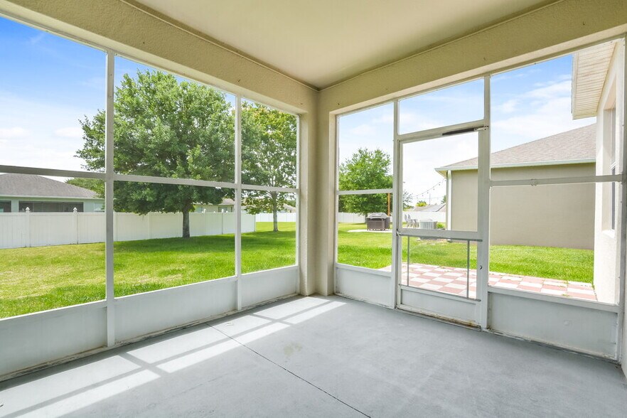 Building Photo - 5736 Coquyt Dr
