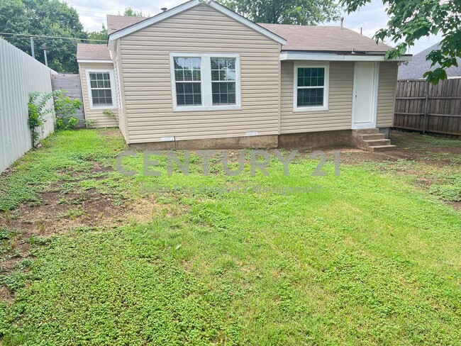 Building Photo - Spacious 2/1/1 in Oak Cliff For Rent!