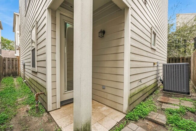 Building Photo - 2441 Charleston St