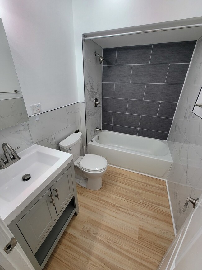 Building Photo - 6222 W Addison St