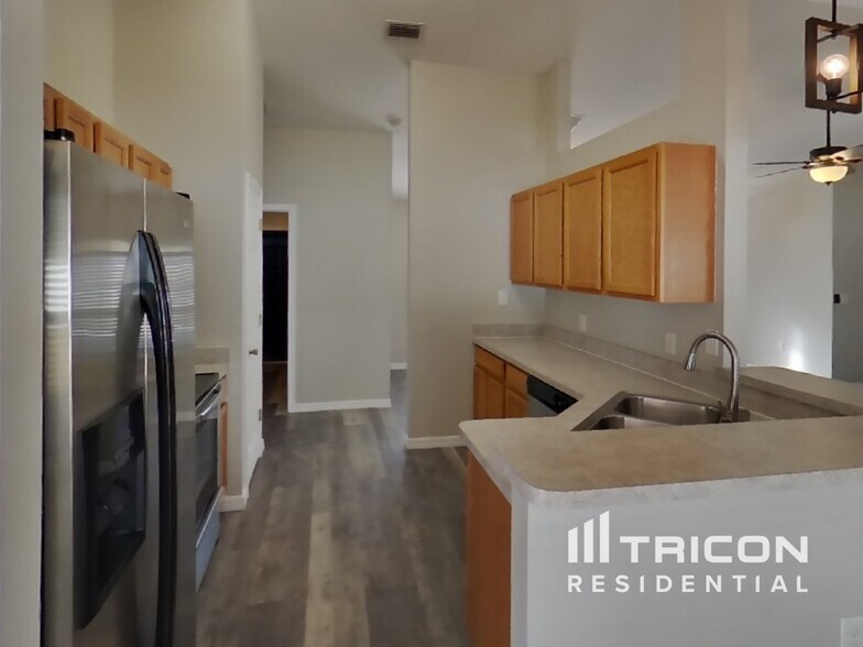 Building Photo - 3130 Wiltshire Ave