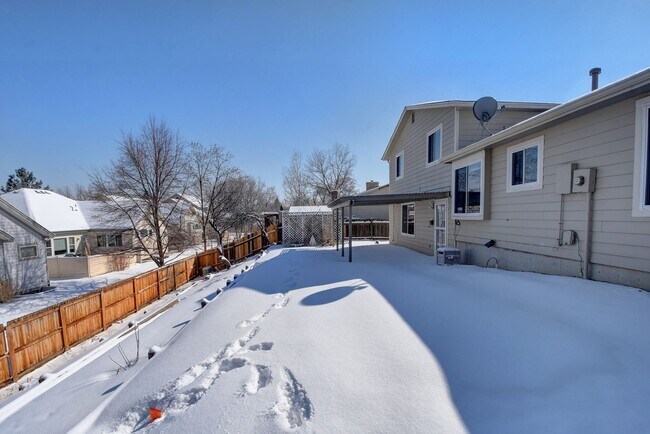 Building Photo - 4 bedroom, 3 bath home with 2 car garage
