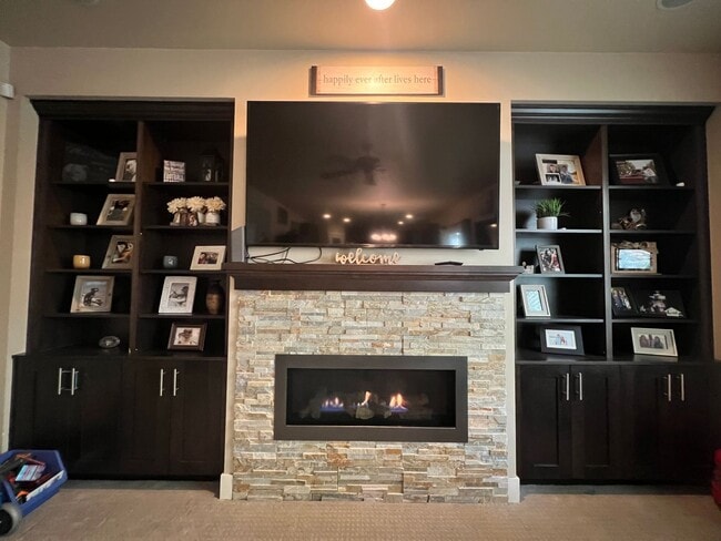 Building Photo - 4 Bedroom Home Bordering Covington and Kent