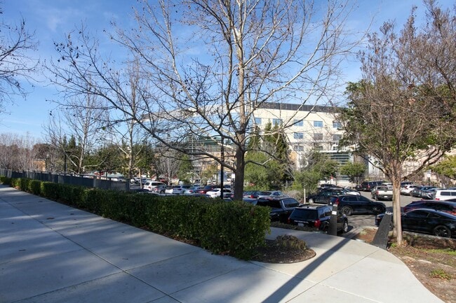 Building Photo - 1632 Siskiyou Dr