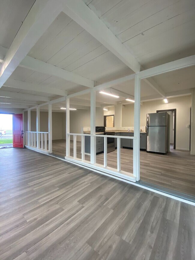 Building Photo - Beach House Rental in Waianae - Available Now