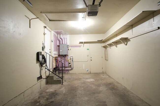 Building Photo - Charming 3-bedroom, 1-bathroom in Sacramento.