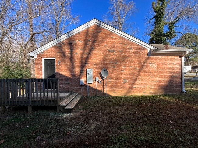 Building Photo - Ready to view! 3 bedroom, 2 bath Brick home in High Point near I-74