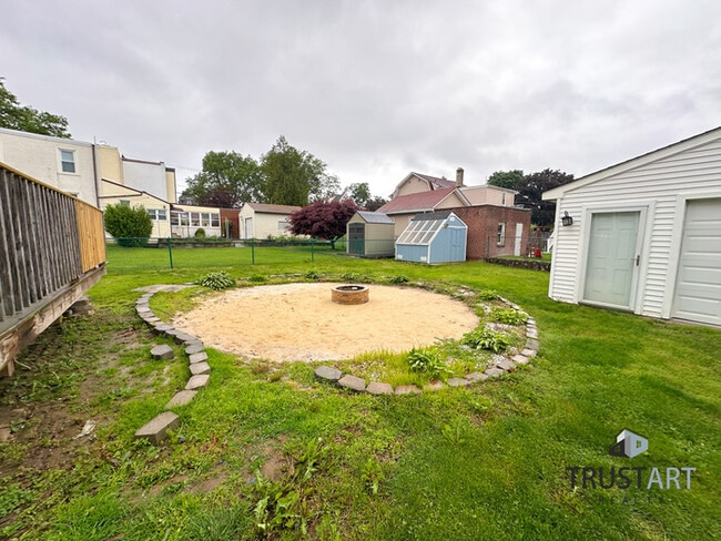 Building Photo - 4 Bedroom house in Foxchase area of North ...
