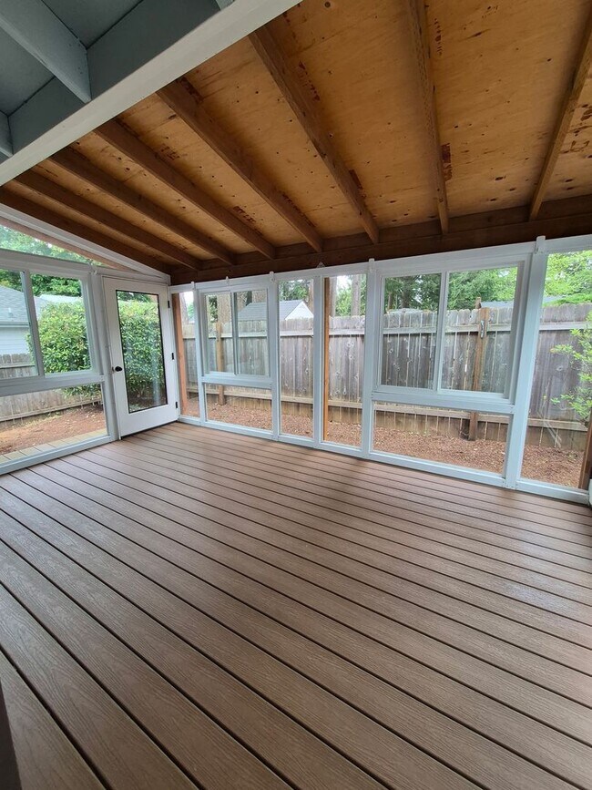 Building Photo - Charming South Salem Duplex!