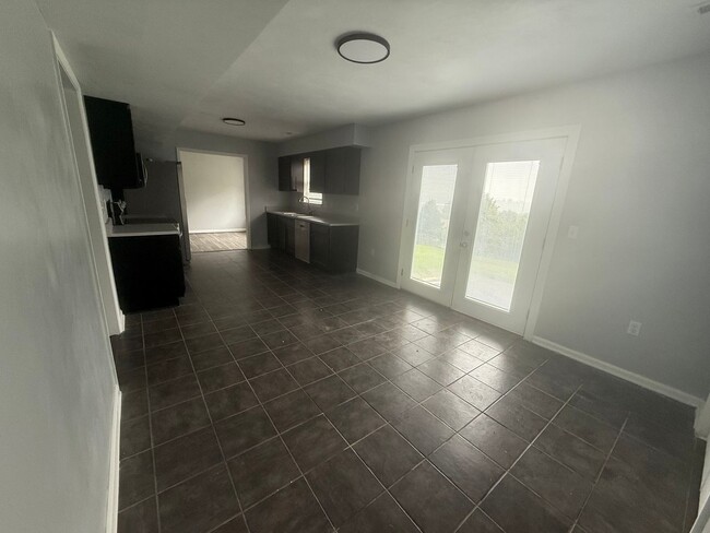 Building Photo - 4826 Golfview Dr NE