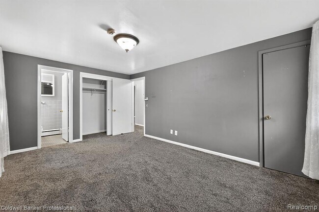 Building Photo - 4448 Greenwood Dr