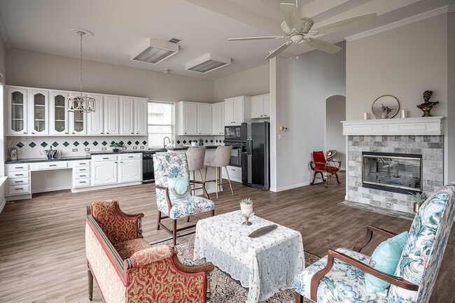 Building Photo - 7712 Lakecrest Cir