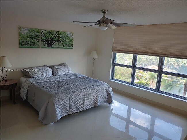 Building Photo - 19101 NE 36th Pl