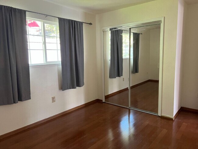 Building Photo - 1647 Lakehills Dr