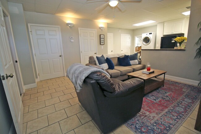 Building Photo - Stylish 3Br/2BA Apartment Living in the He...