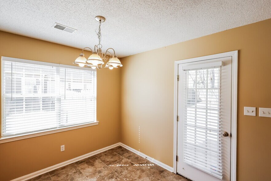 Building Photo - 104 Stonehaven Dr