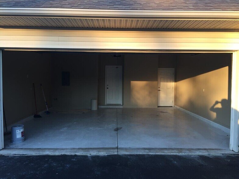 Building Photo - 1010 Hilltop Ln