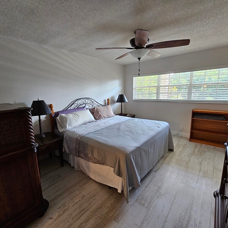 Building Photo - 575 Oaks Ln