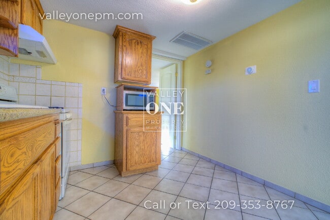 Building Photo - 1404 1/2 Teresa Street-