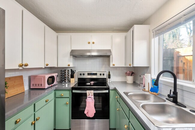 Building Photo - 838 SE Tacoma St