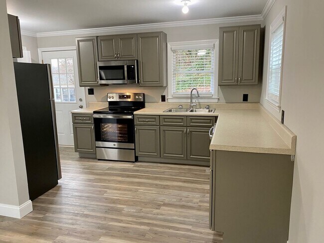 Building Photo - West AVL - Remodeled and Ready!
