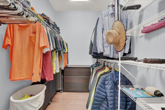 Building Photo - 2005 Foxtail View Ct