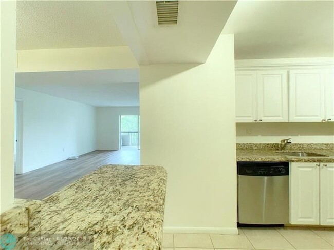 Building Photo - 711 N Pine Island Rd