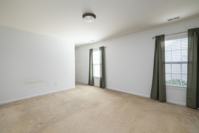 Building Photo - Charming Residence with Modern Amenities and Community center access
