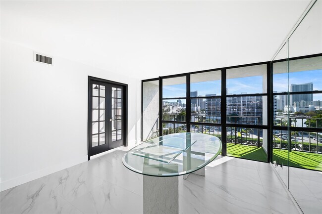 Building Photo - 800 Parkview Dr