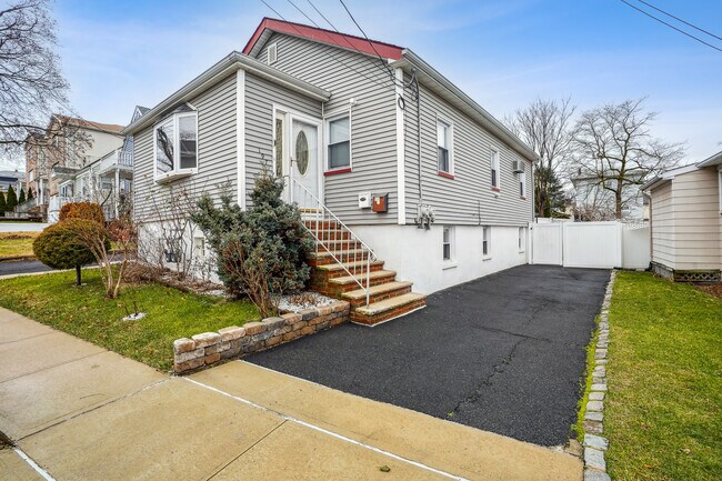 Primary Photo - 197 Boston Ave