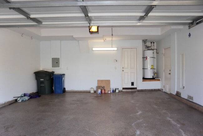 Building Photo - FRESH & BRIGHT 3 BEDROOM GEM IN PRIME LOCA...