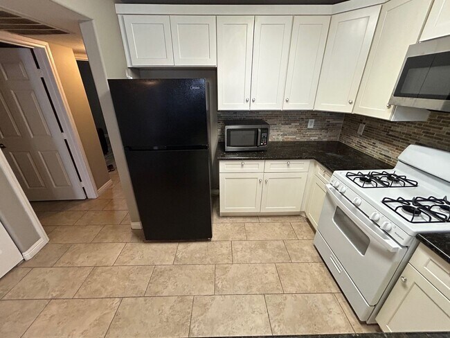 Building Photo - COMPLETED REMODELED 3 BEDROOM, SINGLE STORY UNIT!!!