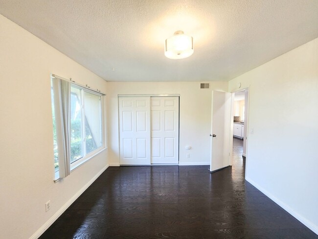 Building Photo - 2 bedroom townhouse