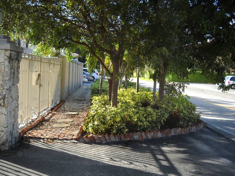 Building Photo - 11610 N Bayshore Dr