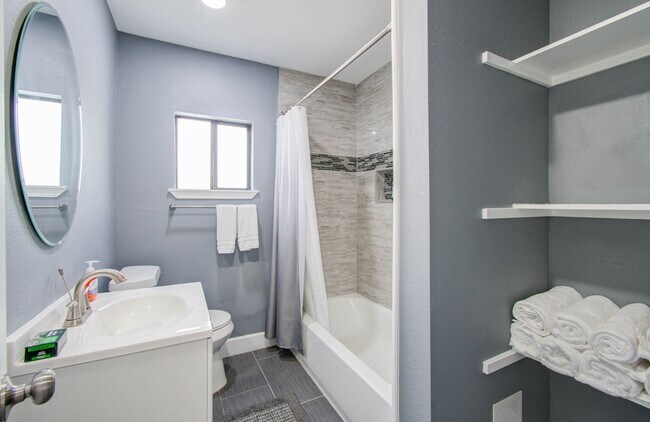 Building Photo - 3330 Kelton St