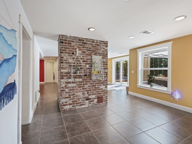 Building Photo - 5530 SW Logan Ct