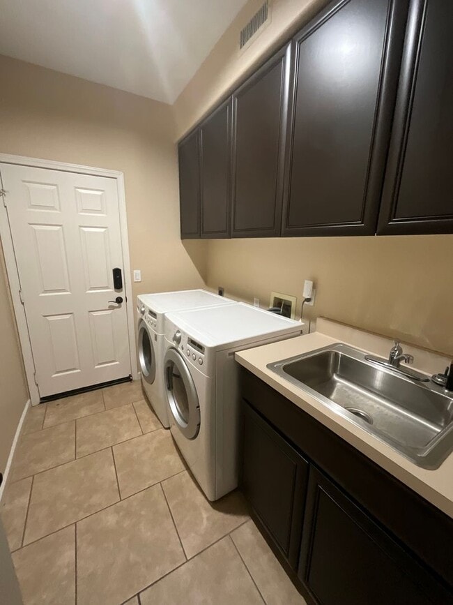 Building Photo - Pool home with solar panels in Palm Desert