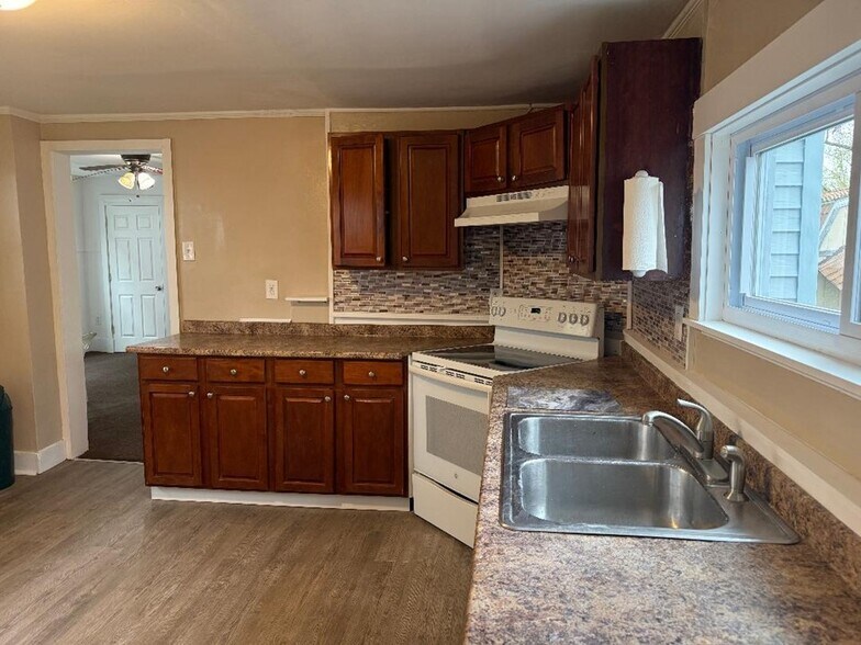 Building Photo - 242 Branch St