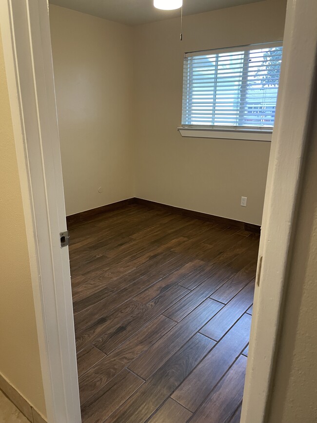 Building Photo - 1333 Woodside Dr