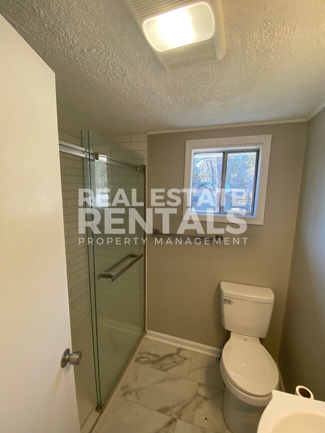 Building Photo - 502 5th Ave NW