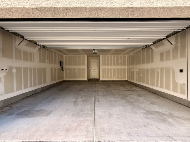 Building Photo - 3 BED 2.5 BATH 2 CAR GARAGE TOWNHOUSE W/ LOFT FOR RENT!!!