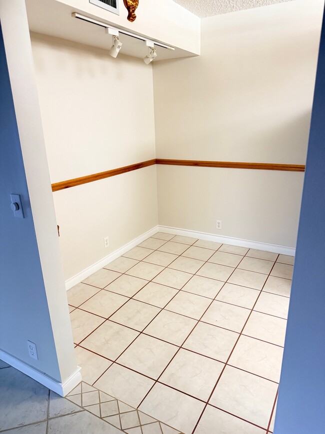 Building Photo - 802 Sky Pine Way