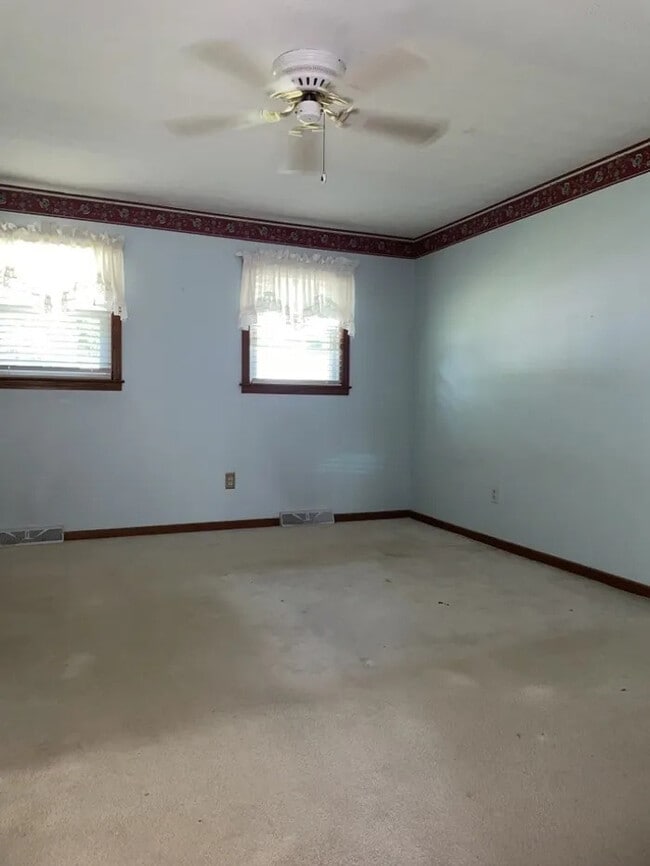 Building Photo - 3 Bedroom 2 Bathroom