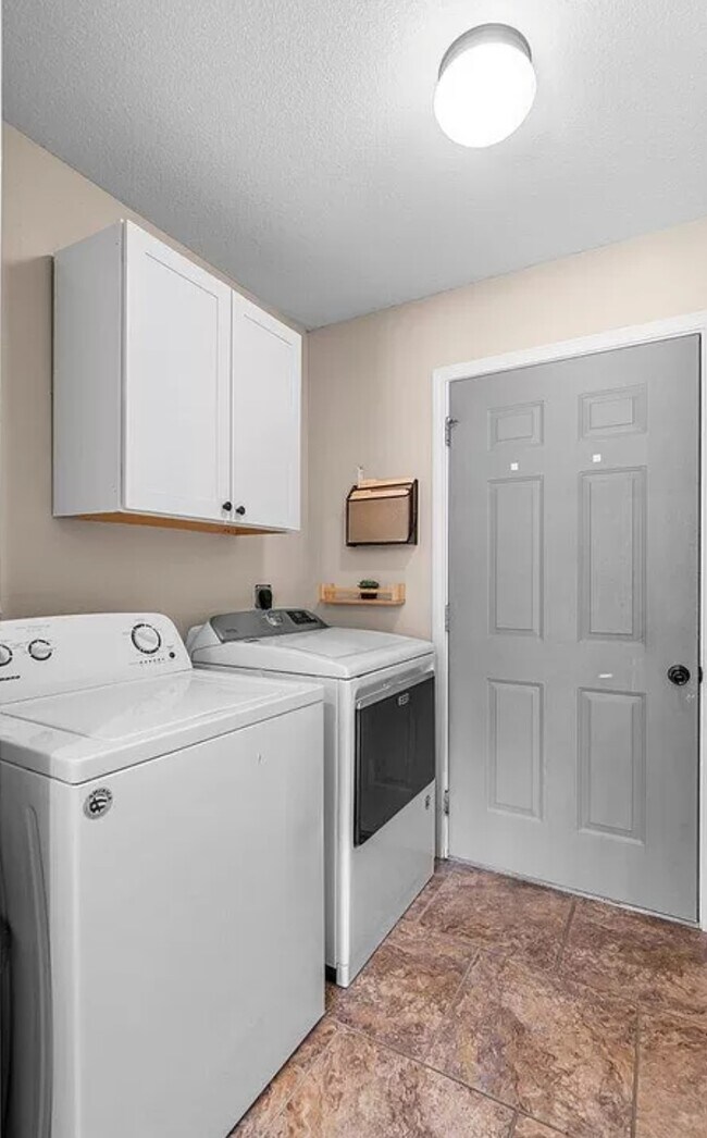 Building Photo - 1405 Prospect Dr