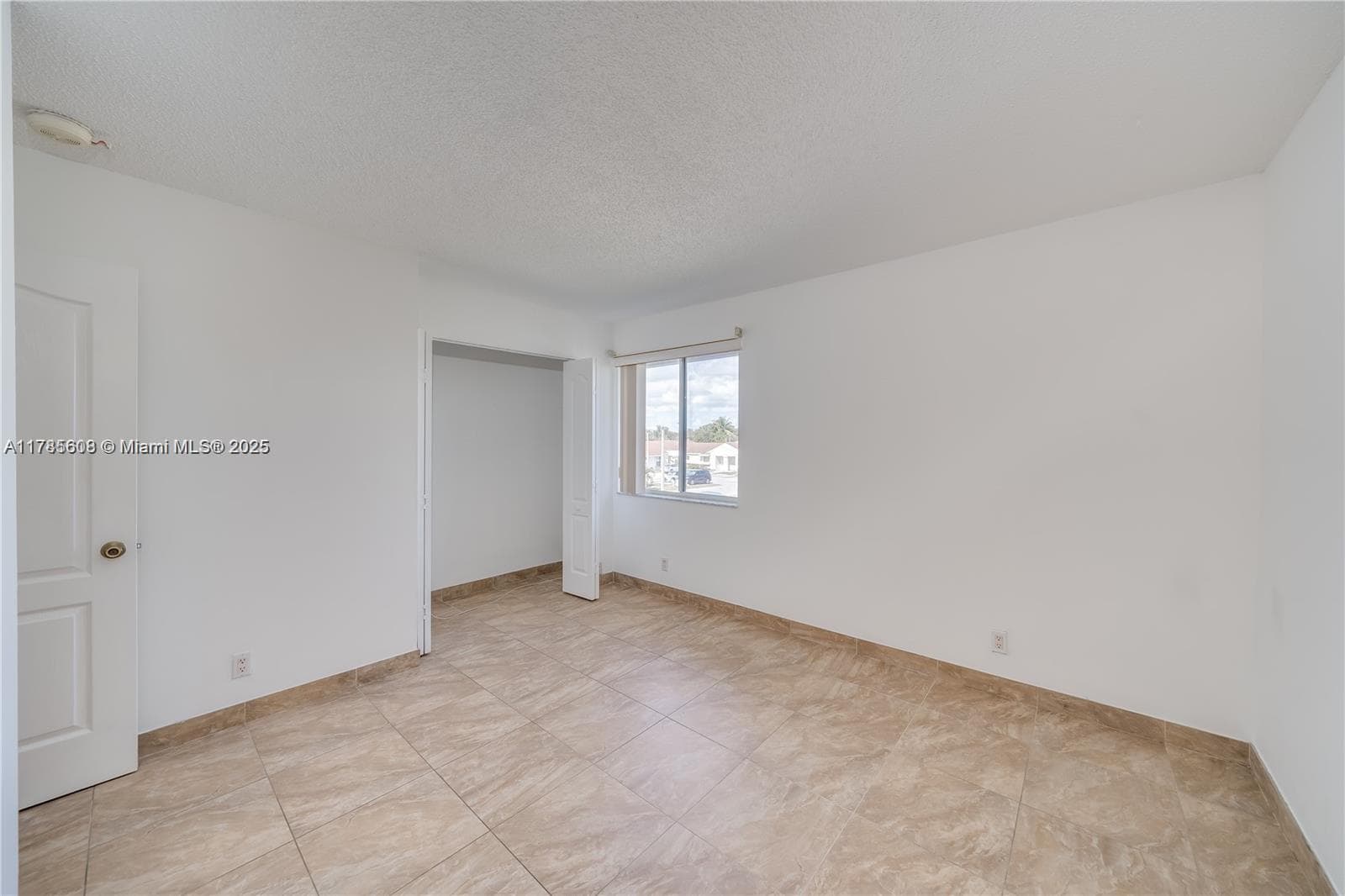 Building Photo - 21275 NE 8th Pl